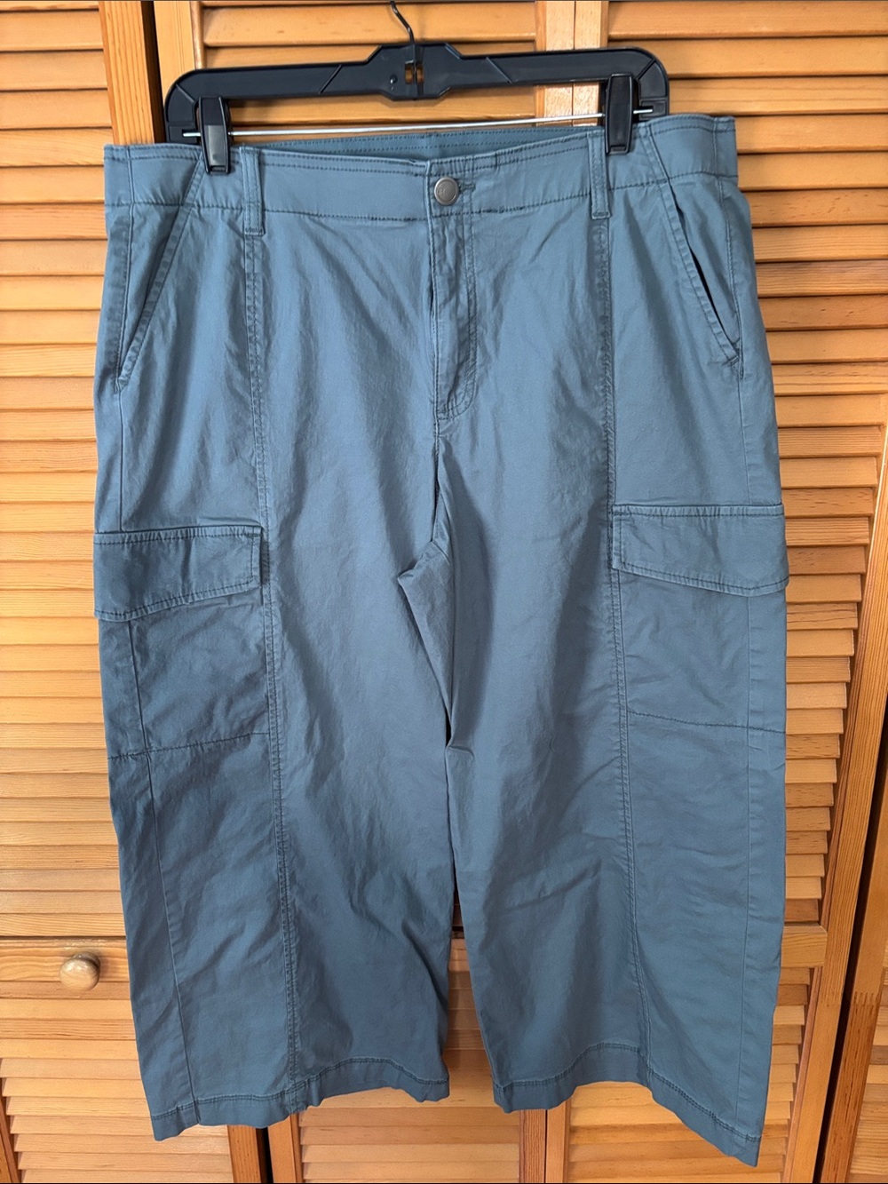 Women’s wide leg cargo capris- Natural Reflections from Bass Pro Shops